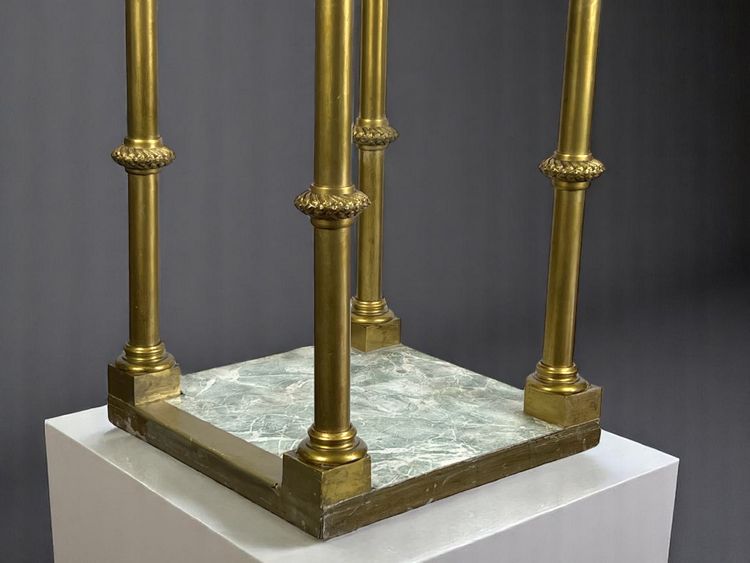 GRAND DÔME DU XIXe EN BRONZE DORÉ REPOSANT SUR 4 COLONNES CORINTHIENNES