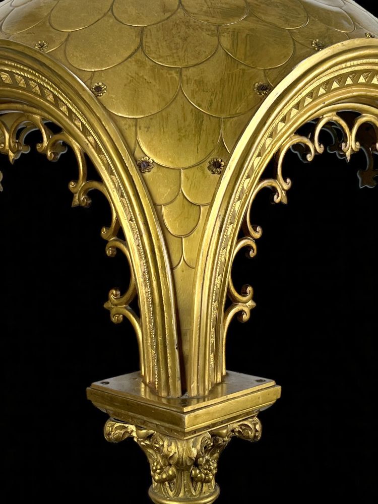 GRAND DÔME DU XIXe EN BRONZE DORÉ REPOSANT SUR 4 COLONNES CORINTHIENNES