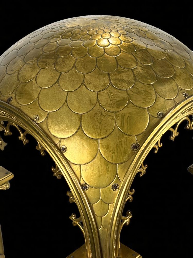 GRAND DÔME DU XIXe EN BRONZE DORÉ REPOSANT SUR 4 COLONNES CORINTHIENNES
