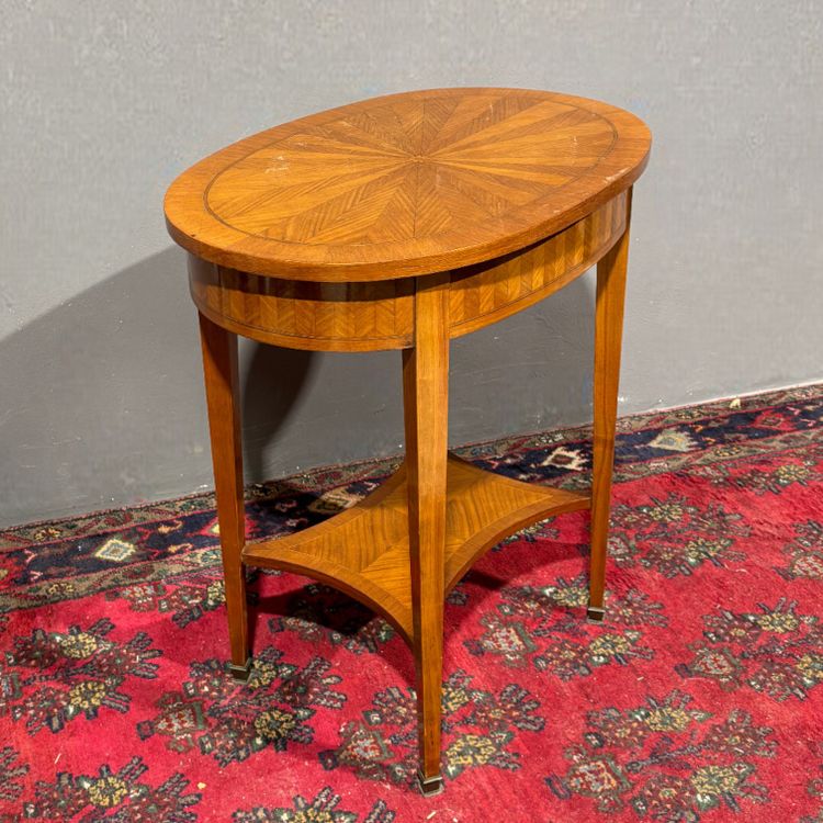 Élégante table basse en bois fruitier incrusté