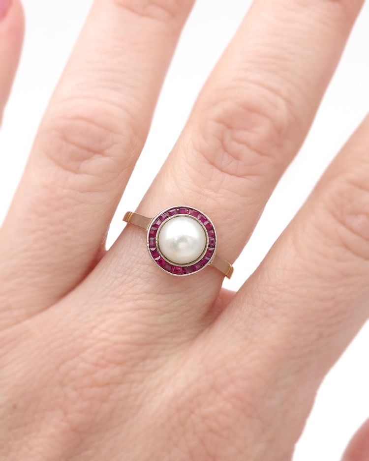 Anello Art Déco con perla e rubino con alone in oro 18 carati e platino, anello bersaglio, rubini sintetici calibrati