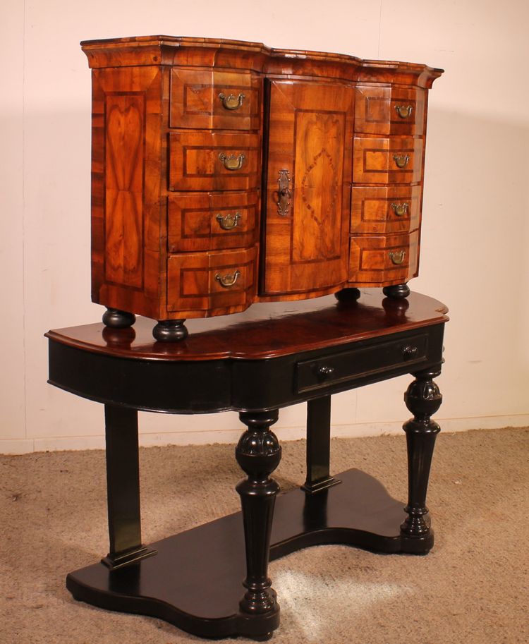 Mobiletto tedesco in noce - XVIII secolo