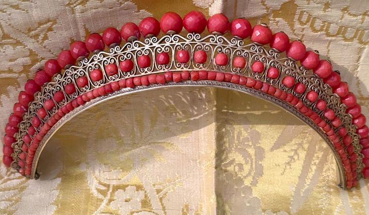 TIARA DEL PERIODO DEL RESTAURO, vermeil e corallo sfaccettato. XIX secolo. Tiara in corallo e vermeil.