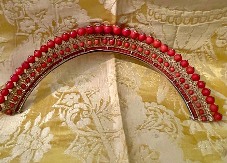 TIARA DEL PERIODO DEL RESTAURO, vermeil e corallo sfaccettato. XIX secolo. Tiara in corallo e vermeil.