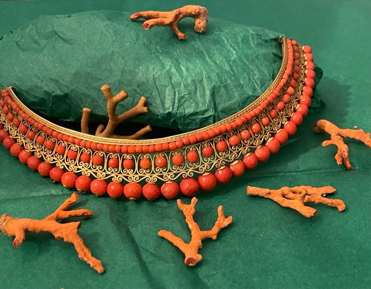 TIARA DEL PERIODO DEL RESTAURO, vermeil e corallo sfaccettato. XIX secolo. Tiara in corallo e vermeil.
