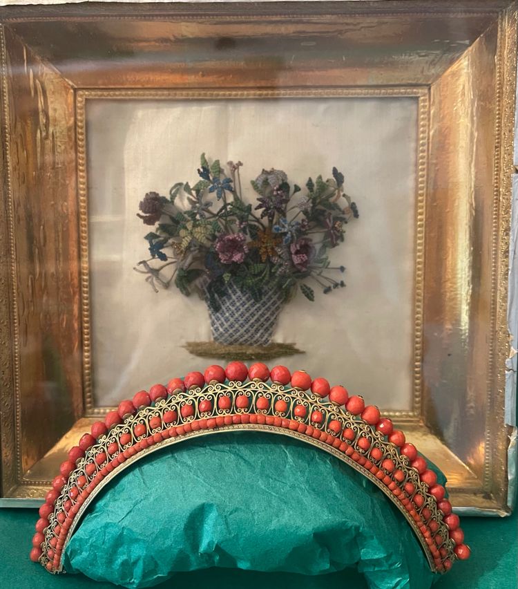 TIARA DEL PERIODO DEL RESTAURO, vermeil e corallo sfaccettato. XIX secolo. Tiara in corallo e vermeil.