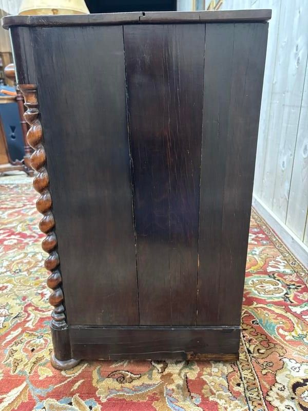 Meuble d’appoint ou commode ouvrant par 4 tiroirs 
