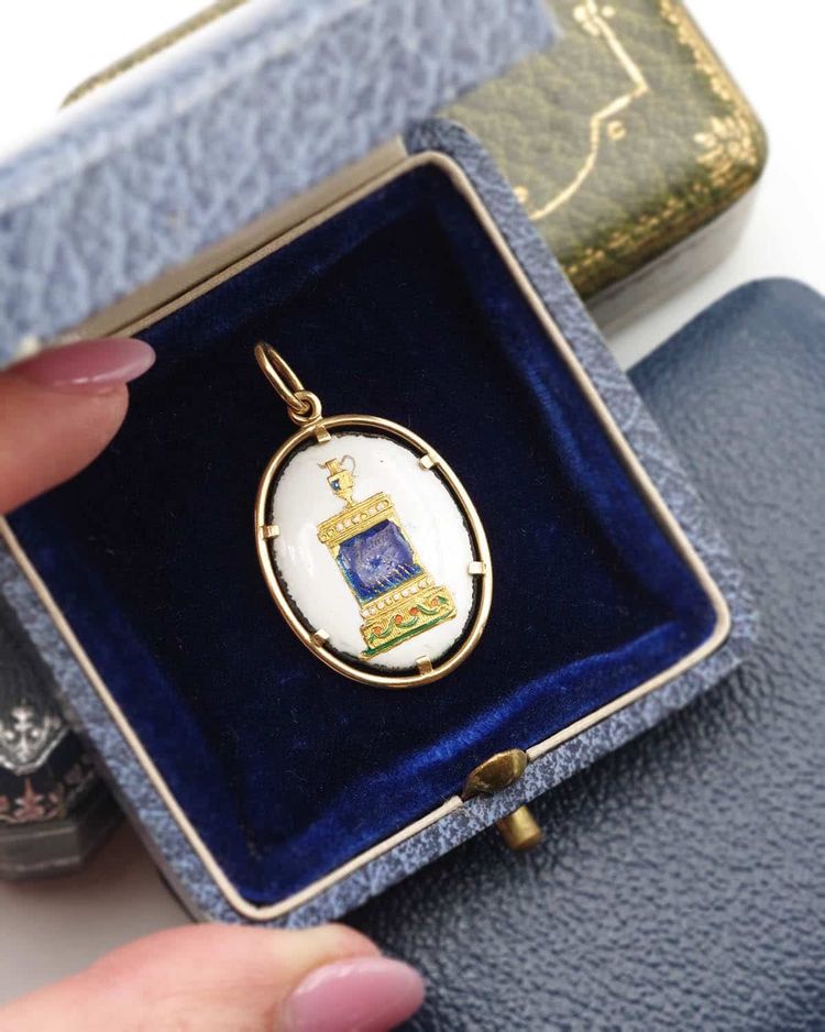 Ciondolo souvenir "All'amicizia" in smalto e oro 18k, targa antica in smalto, smalti