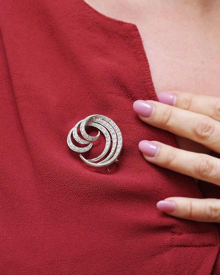 Spilla a forma di voluta di diamanti in platino e oro 18k, spilla a forma di onda, spilla a forma di piuma, moderna, tardo Art Déco