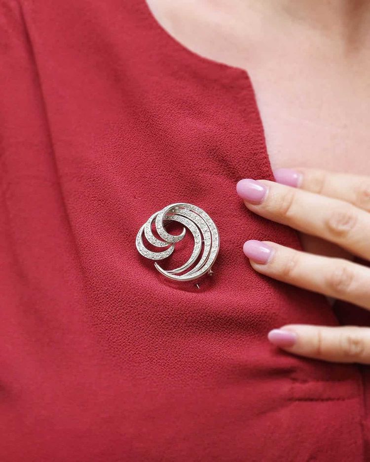 Spilla a forma di voluta di diamanti in platino e oro 18k, spilla a forma di onda, spilla a forma di piuma, moderna, tardo Art Déco