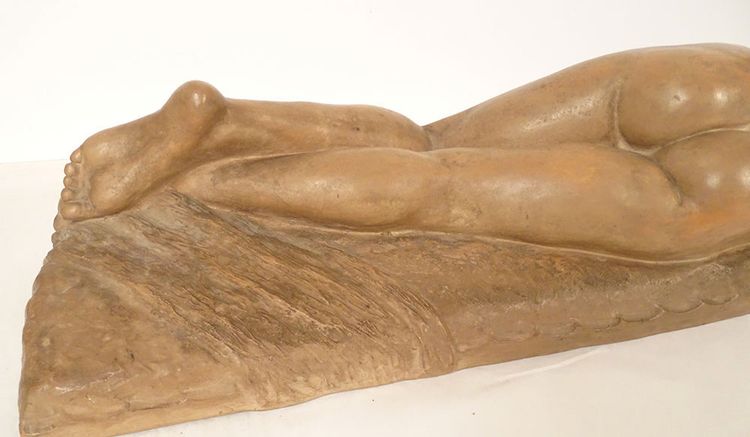 Grande scultura in terracotta Marcel Bouraine Donna nuda addormentata 90,5 cm XX secolo