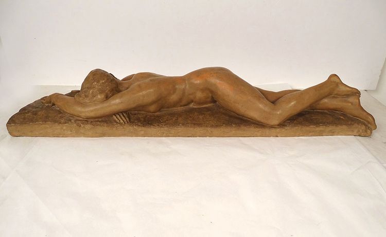 Grande scultura in terracotta Marcel Bouraine Donna nuda addormentata 90,5 cm XX secolo