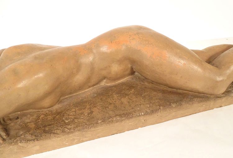 Grande scultura in terracotta Marcel Bouraine Donna nuda addormentata 90,5 cm XX secolo