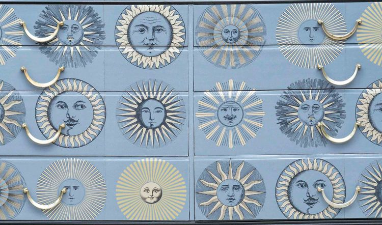 Importante commode dans le goût de Piero FORNASETTI
