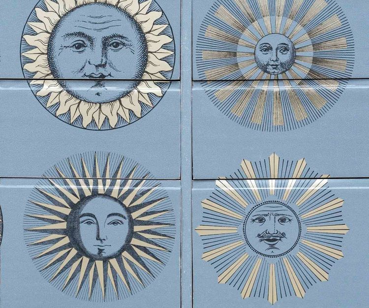 Importante commode dans le goût de Piero FORNASETTI