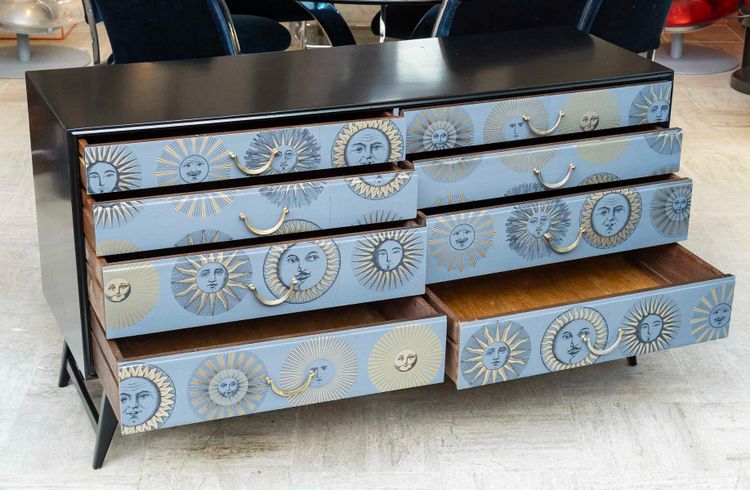 Importante commode dans le goût de Piero FORNASETTI
