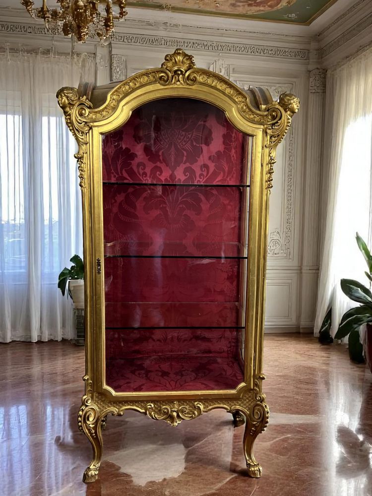 VITRINE ITALIENNE EN BOIS SCULPTÉ ET DORÉ EPOQUE NAPOLEON III DE STYLE LOUIS XV