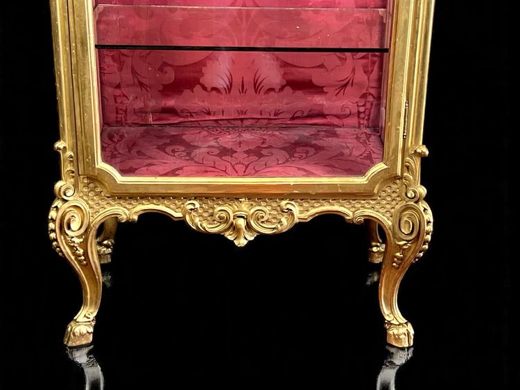 VITRINE ITALIENNE EN BOIS SCULPTÉ ET DORÉ EPOQUE NAPOLEON III DE STYLE LOUIS XV
