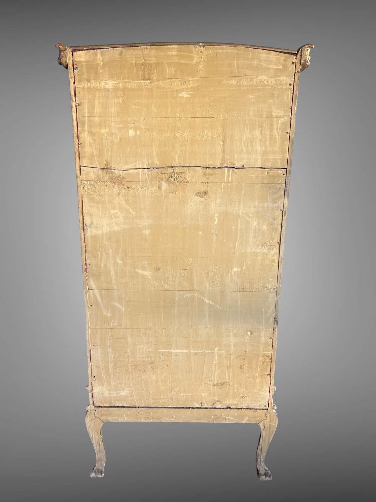 VITRINE ITALIENNE EN BOIS SCULPTÉ ET DORÉ EPOQUE NAPOLEON III DE STYLE LOUIS XV