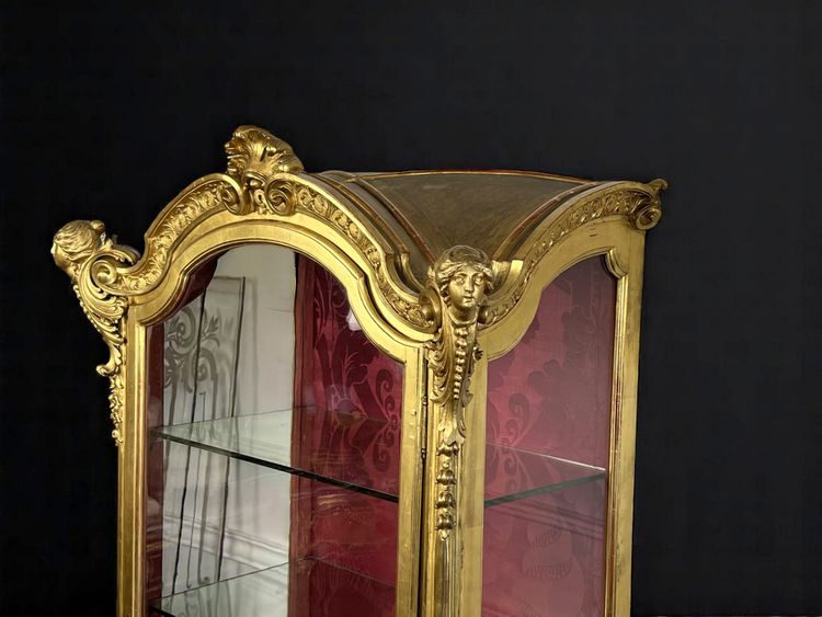 VITRINE ITALIENNE EN BOIS SCULPTÉ ET DORÉ EPOQUE NAPOLEON III DE STYLE LOUIS XV