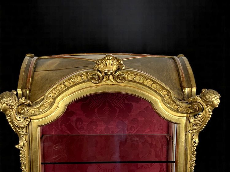 VITRINE ITALIENNE EN BOIS SCULPTÉ ET DORÉ EPOQUE NAPOLEON III DE STYLE LOUIS XV