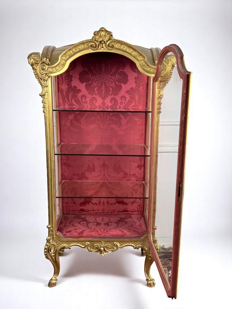 VITRINE ITALIENNE EN BOIS SCULPTÉ ET DORÉ EPOQUE NAPOLEON III DE STYLE LOUIS XV