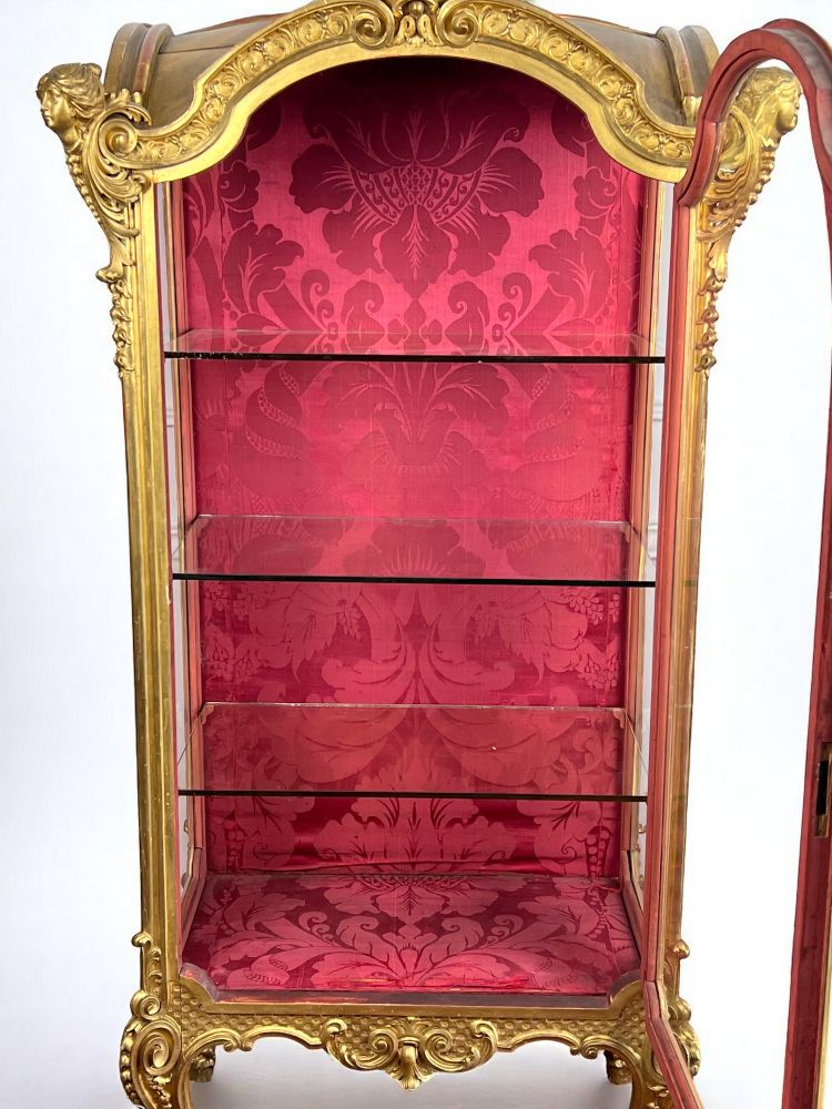 VITRINE ITALIENNE EN BOIS SCULPTÉ ET DORÉ EPOQUE NAPOLEON III DE STYLE LOUIS XV