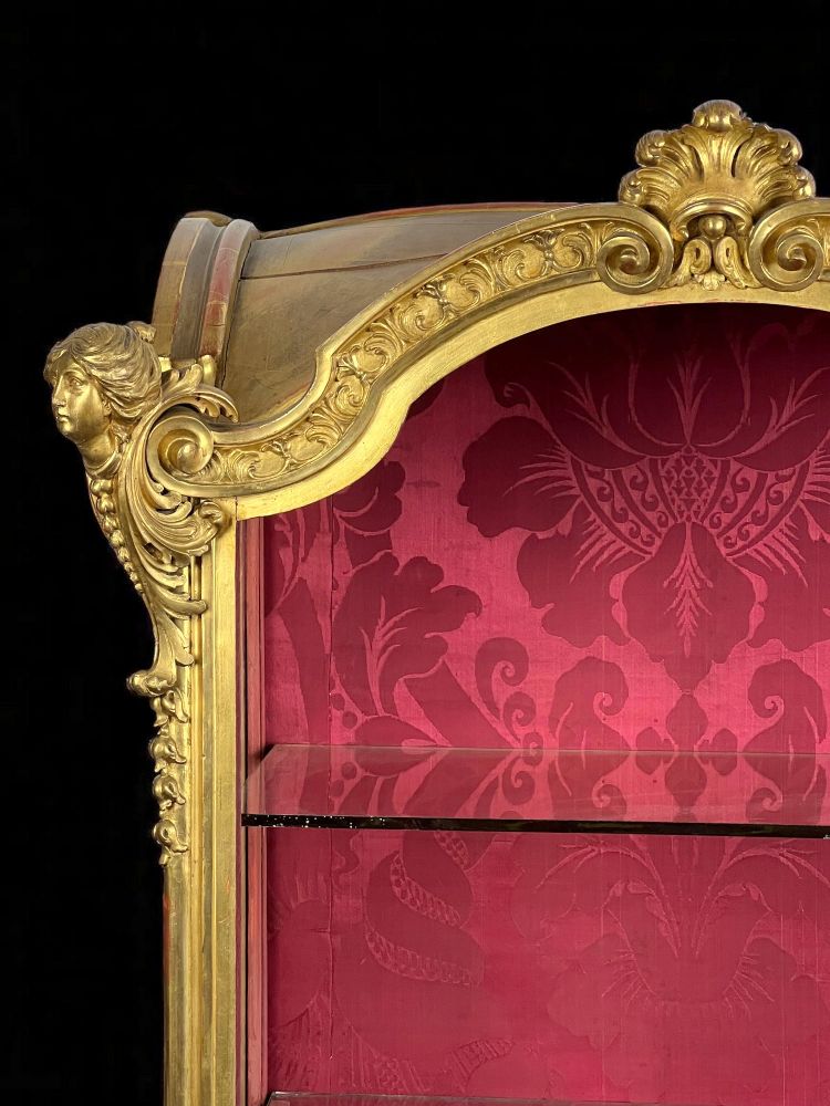 VITRINE ITALIENNE EN BOIS SCULPTÉ ET DORÉ EPOQUE NAPOLEON III DE STYLE LOUIS XV