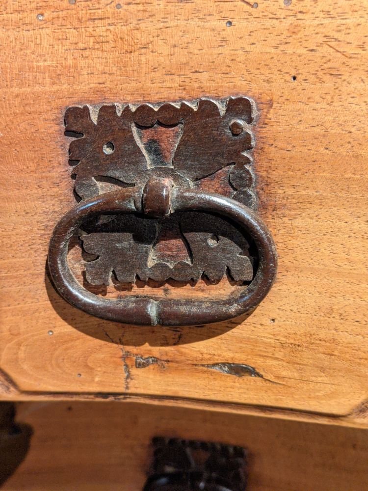 Petite Commode Sauteuse