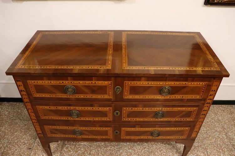 Cassettone antico in legno di noce intarsiato, XVIII secolo