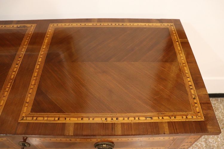 Cassettone antico in legno di noce intarsiato, XVIII secolo