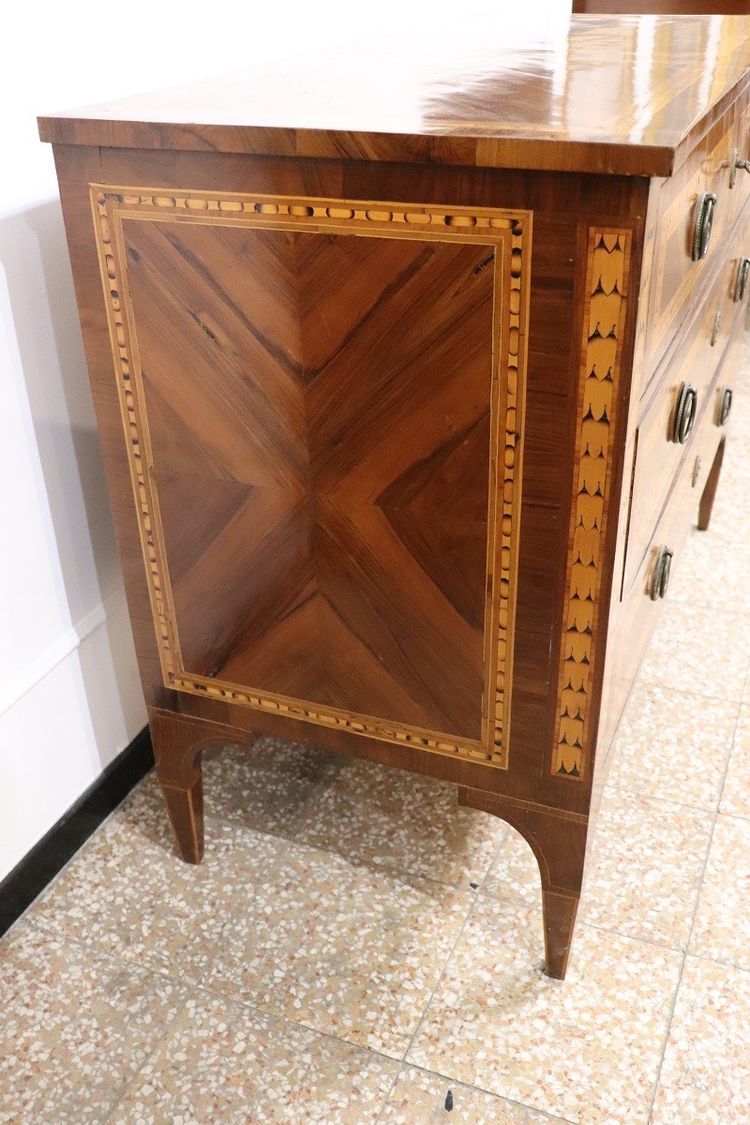 Cassettone antico in legno di noce intarsiato, XVIII secolo
