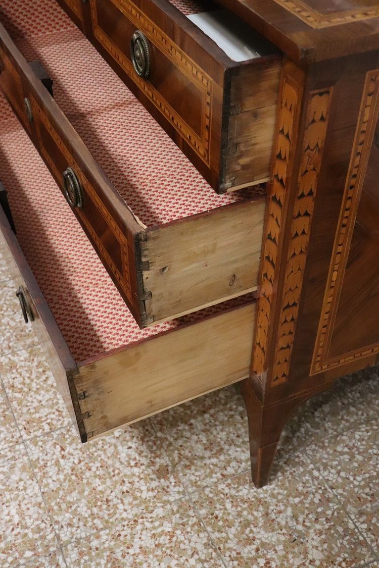 Cassettone antico in legno di noce intarsiato, XVIII secolo