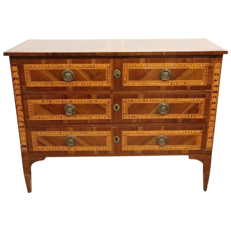 Cassettone antico in legno di noce intarsiato, XVIII secolo