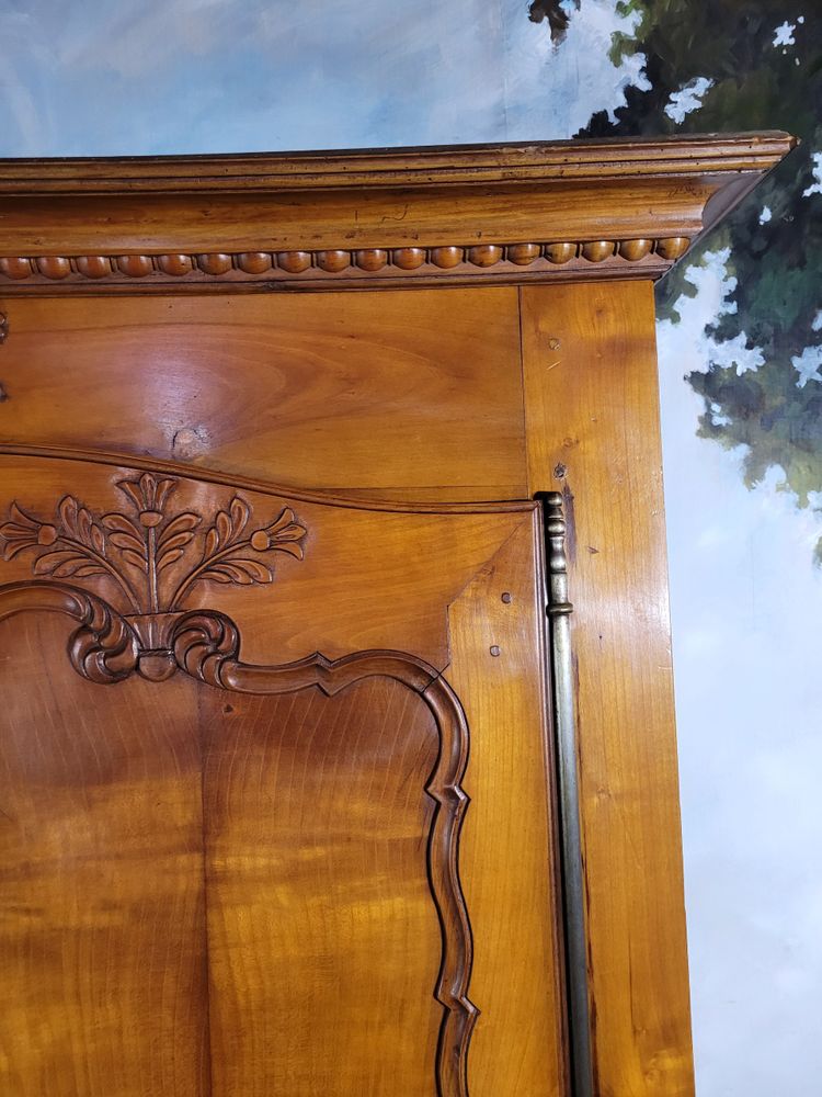 Piccolo mobiletto in legno di ciliegio intagliato