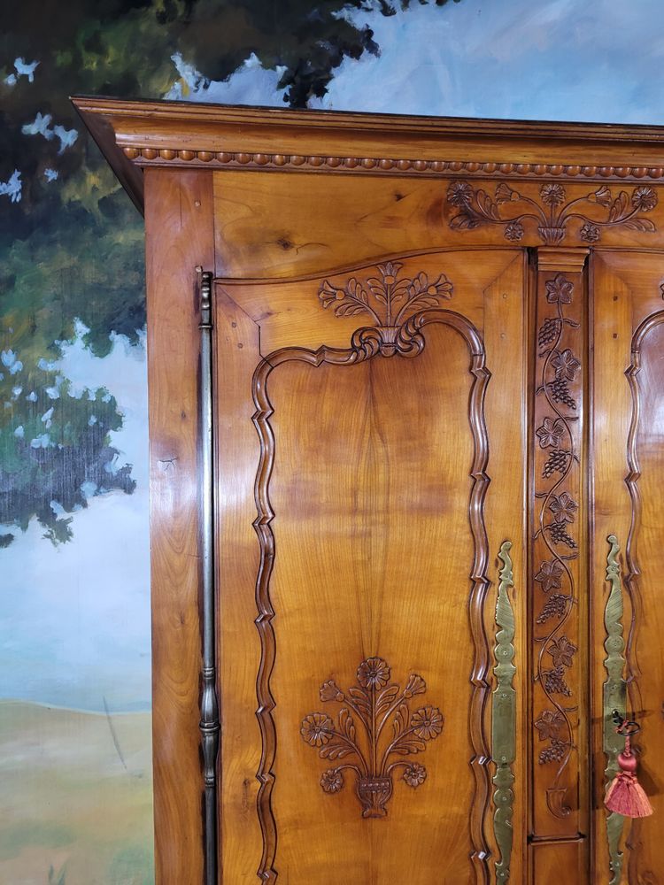 Piccolo mobiletto in legno di ciliegio intagliato