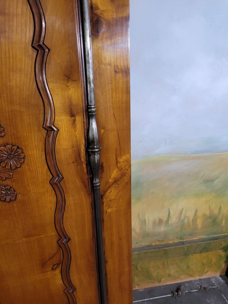 Piccolo mobiletto in legno di ciliegio intagliato