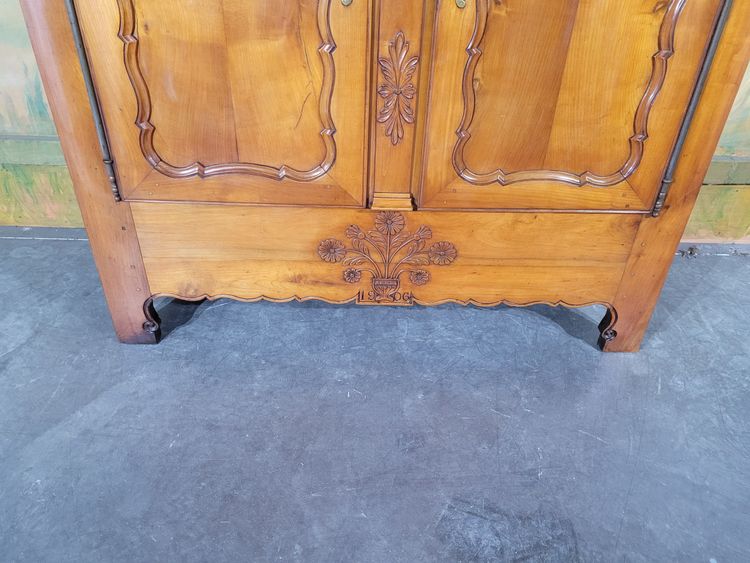 Piccolo mobiletto in legno di ciliegio intagliato
