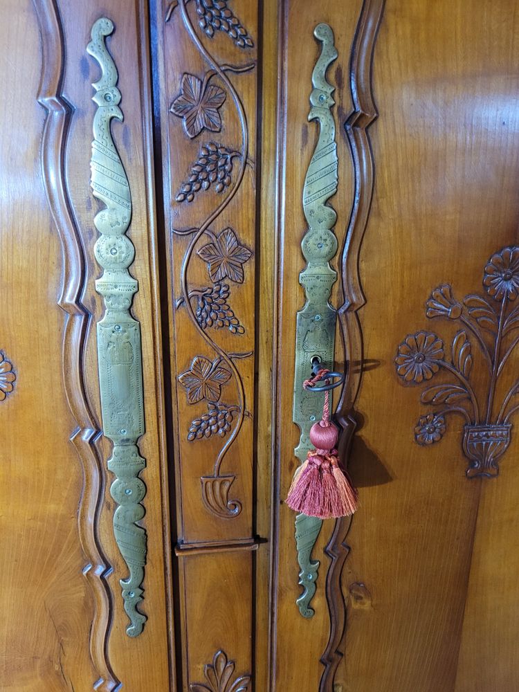 Piccolo mobiletto in legno di ciliegio intagliato