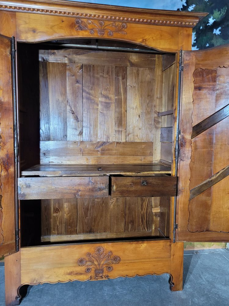 Piccolo mobiletto in legno di ciliegio intagliato