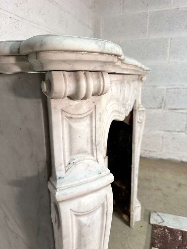 Piccolo camino in stile Luigi XV in marmo bianco, XIX secolo