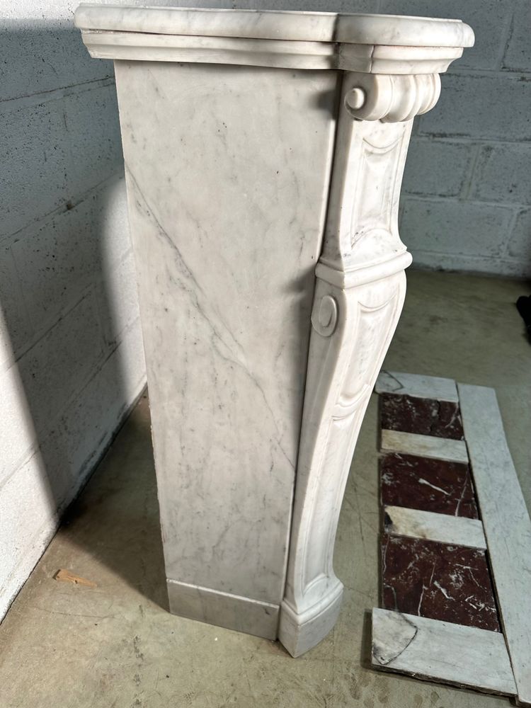 Piccolo camino in stile Luigi XV in marmo bianco, XIX secolo