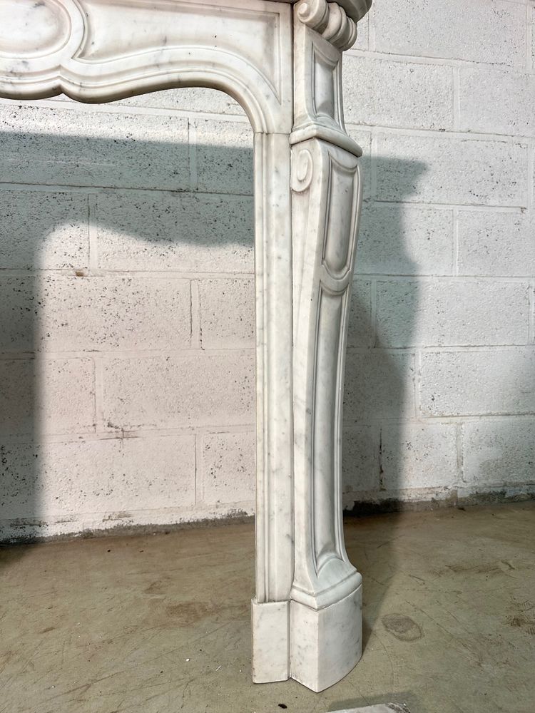 Piccolo camino in stile Luigi XV in marmo bianco, XIX secolo