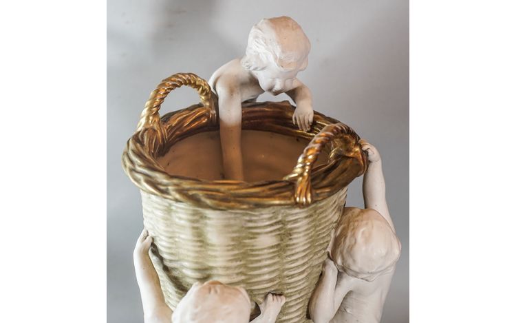Anfora in biscotto Art Nouveau con putti, Austria
