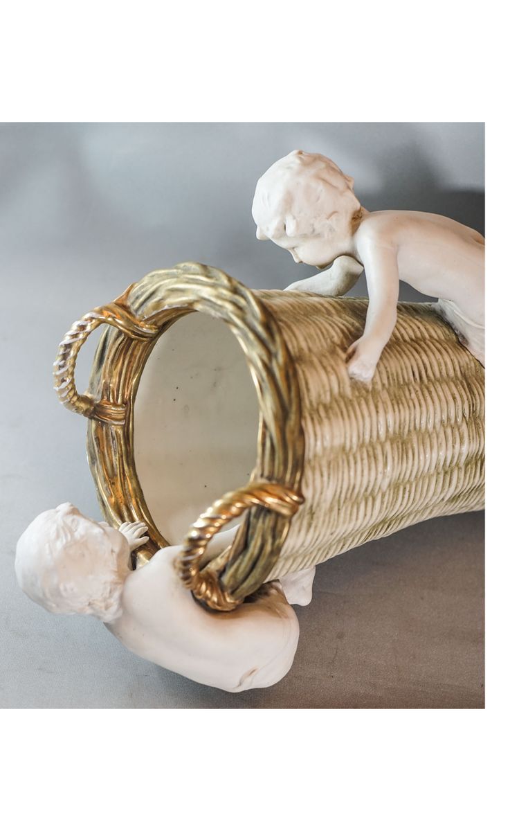 Anfora in biscotto Art Nouveau con putti, Austria