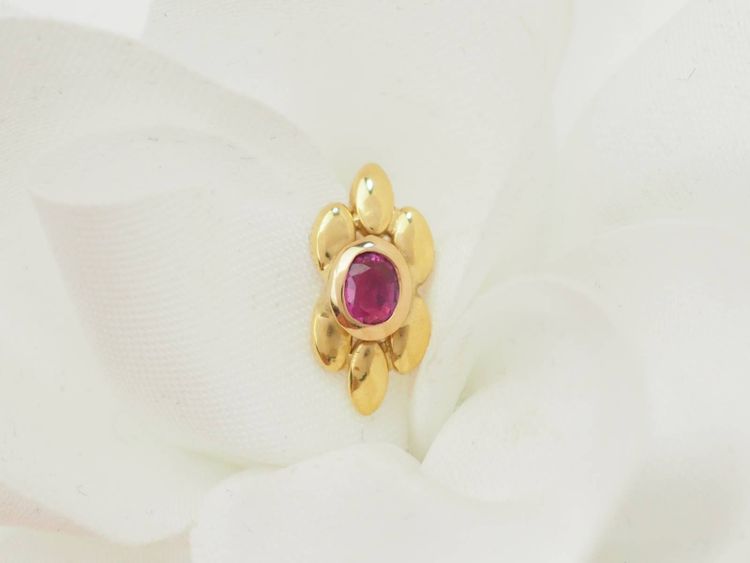 Orecchini a bottone in oro giallo e rubino da 0,40 ct