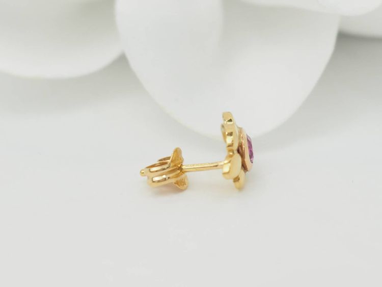 Orecchini a bottone in oro giallo e rubino da 0,40 ct