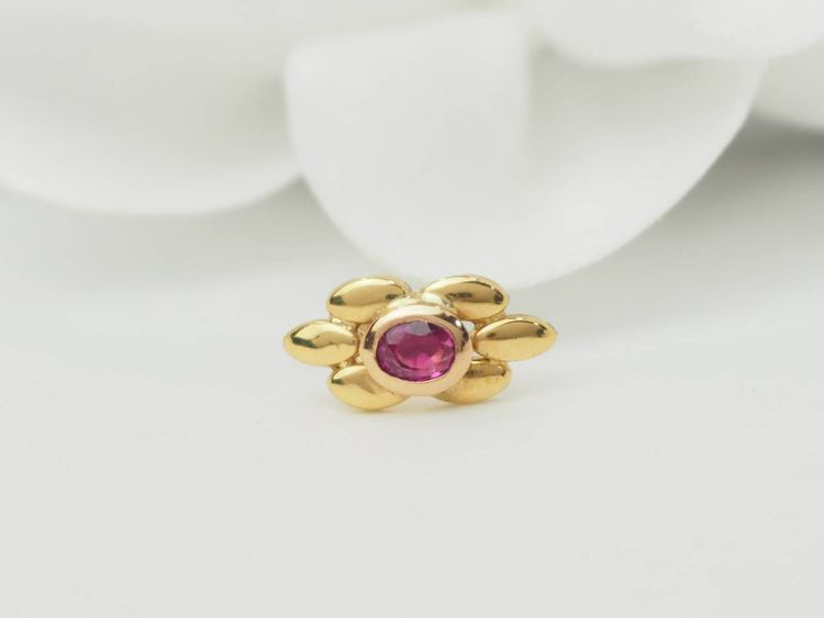Orecchini a bottone in oro giallo e rubino da 0,40 ct