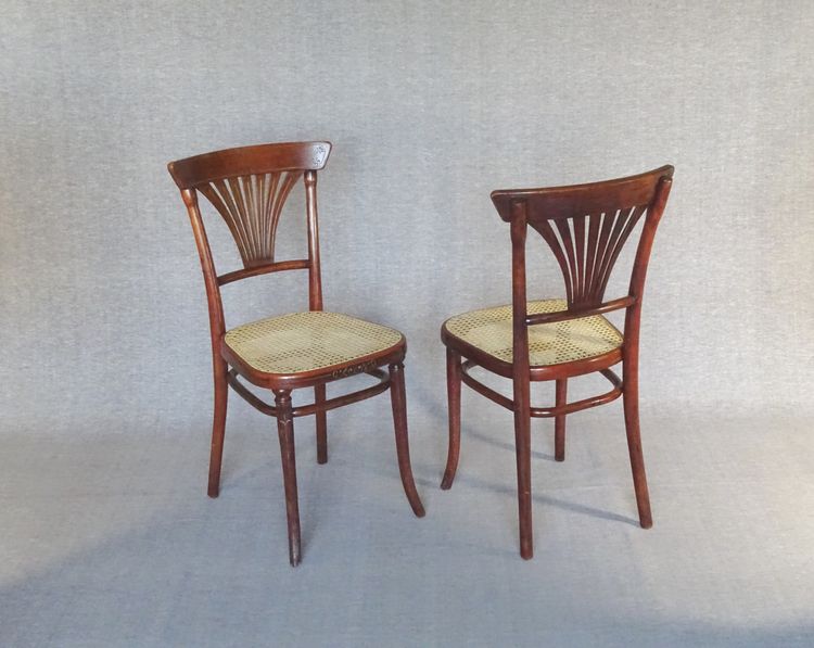 2 sedie Thonet n. 221 con intarsi in bronzo, circa 1910
