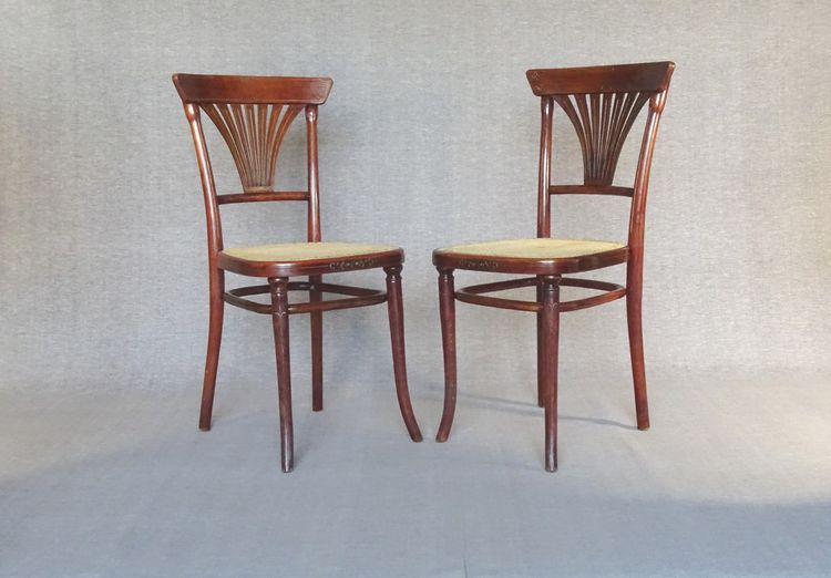 2 sedie Thonet n. 221 con intarsi in bronzo, circa 1910
